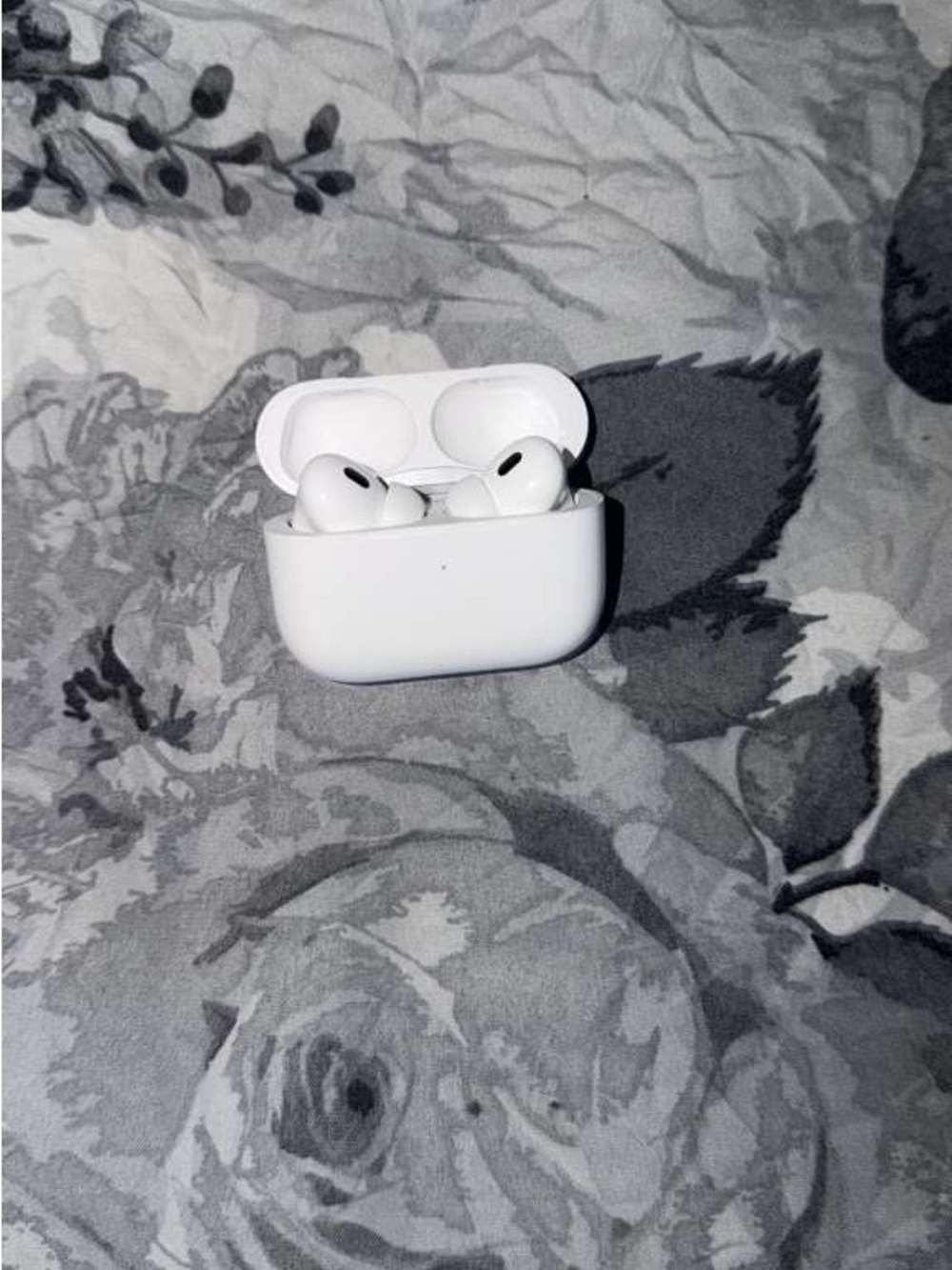 White Wireless Earbuds with Charging Case - Sleek True Wireless Stereo